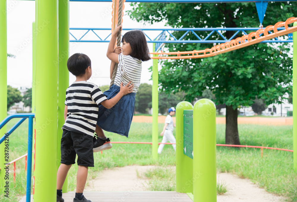 Obraz premium アスレチックで遊ぶ子供