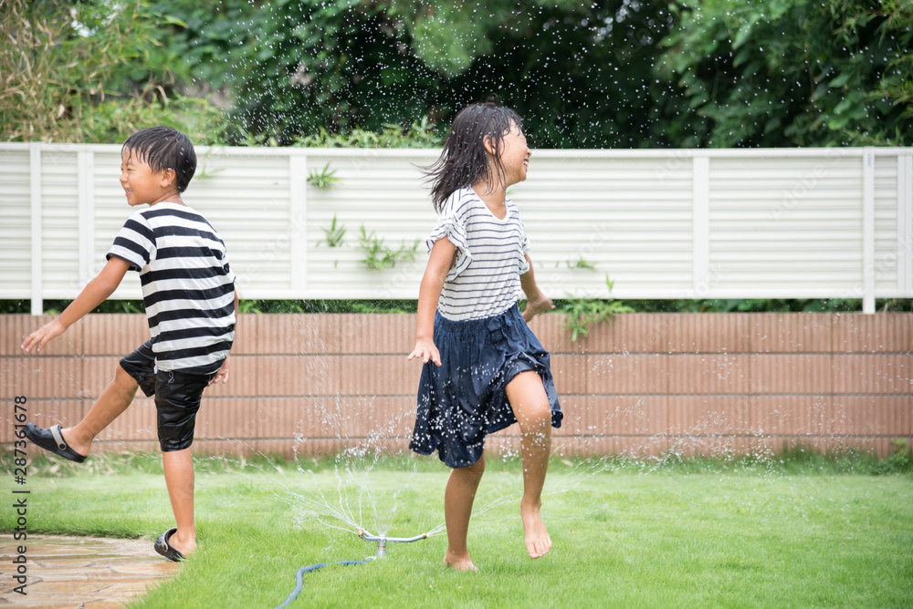 庭で水遊びをする小学生の子供 Stock 写真 Adobe Stock
