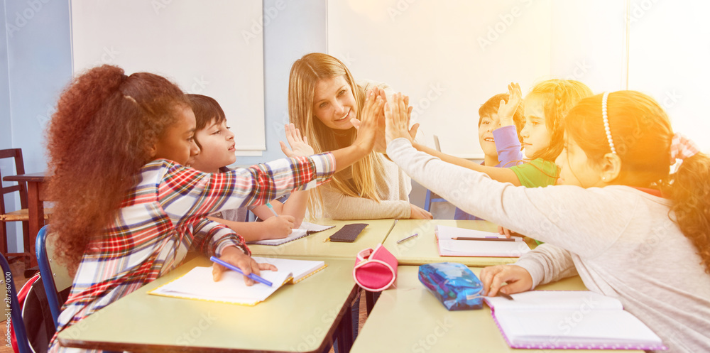 Gruppe Schüler gibt High Five im Unterricht Stock Photo | Adobe Stock