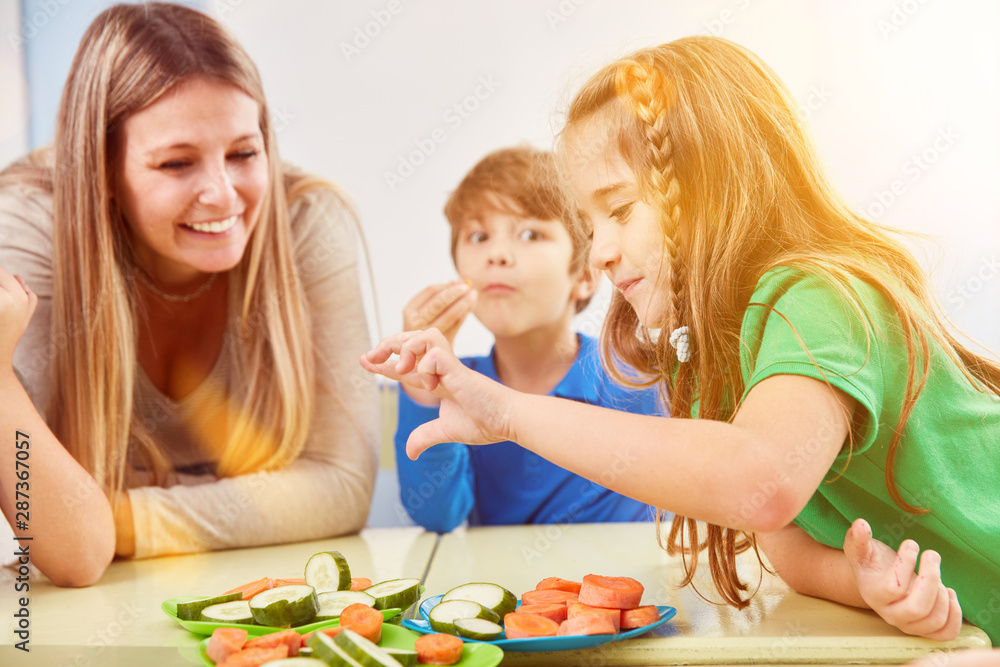 Kinder essen Gemüse als Snack in Pause der Schule Kinder essen Gemüse als Snack in Pause der Schule