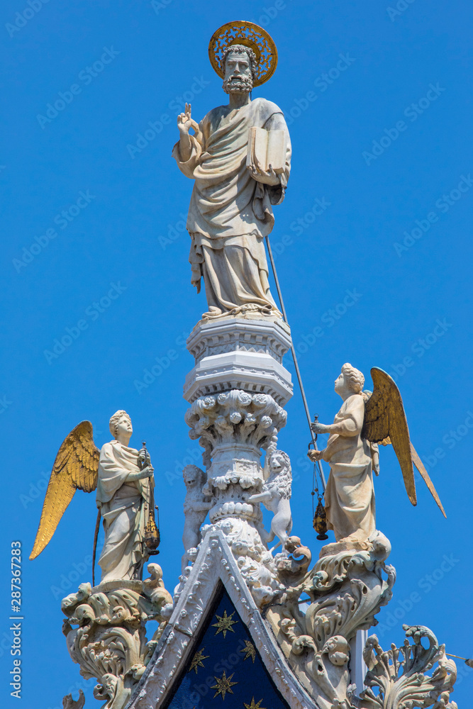Fototapeta premium Sculpture of St. Mark on St. Marks Basilica in Venice