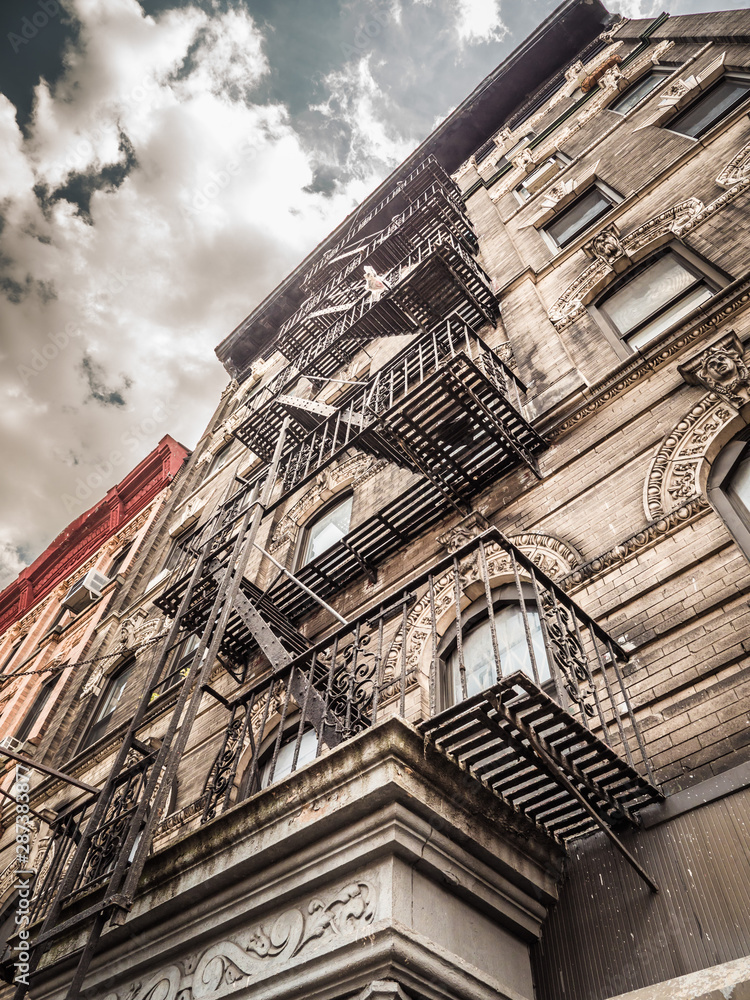 Φωτογραφία Beautiful New York midrise rire escape ladder or stair on an old building in Williamsburg Brooklyn with clouds in the sky above
