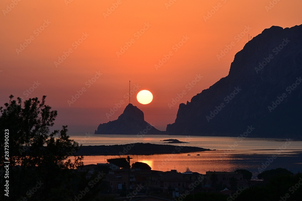 Der sonnenaufgang am Meer und in den Bergen in Sardinien, Italien