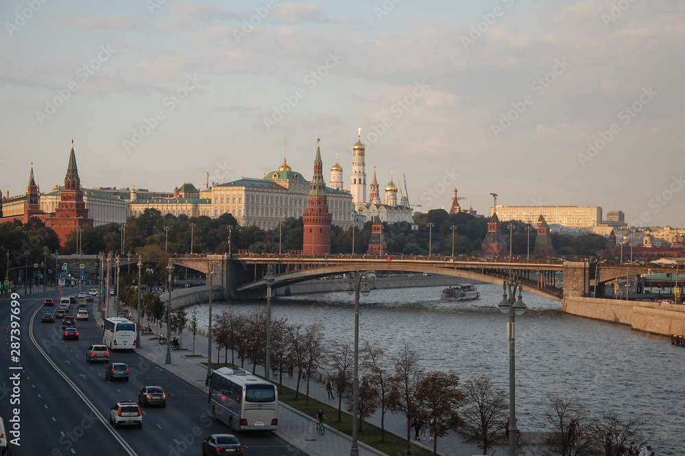 Obraz premium Colorful view of the Moscow river and the Moscow Kremlin