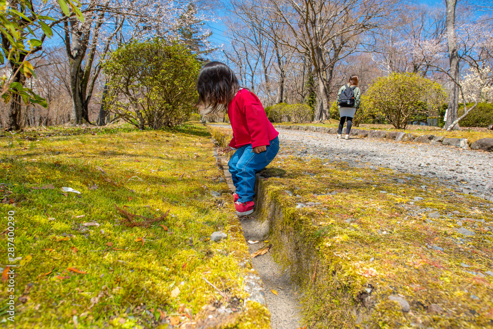 側溝で遊ぶ子供 側溝で遊ぶ子供