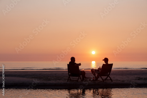 Zwei Freunde am Strand