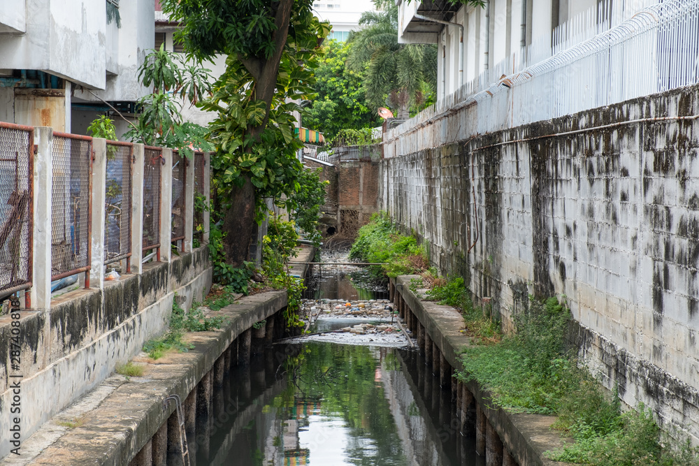 Irrigation canals in urban communities With sewage and garbage from houses Irrigation canals in urban communities With sewage and garbage from houses