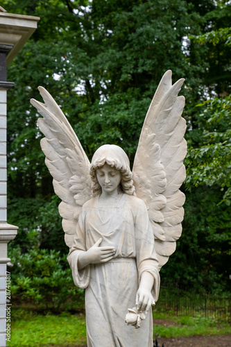 Großer Engel auf einem Friedhof 