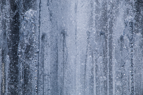 texture grande fontaine d'eau teinte bleu © Valentin