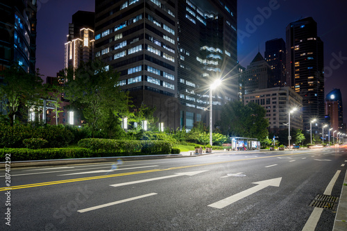 Foto Office buildings and highways at night in the financial center, qingdao, China