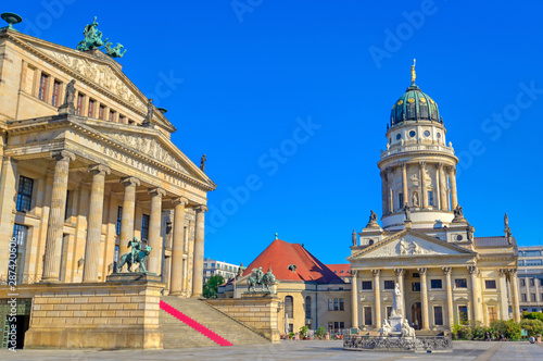 Obraz na płótnie The Gendarmenmarkt square in Berlin, Germany which houses the Berlin Concert Hall (Konzerthaus) and the French and German Churches. w salonie