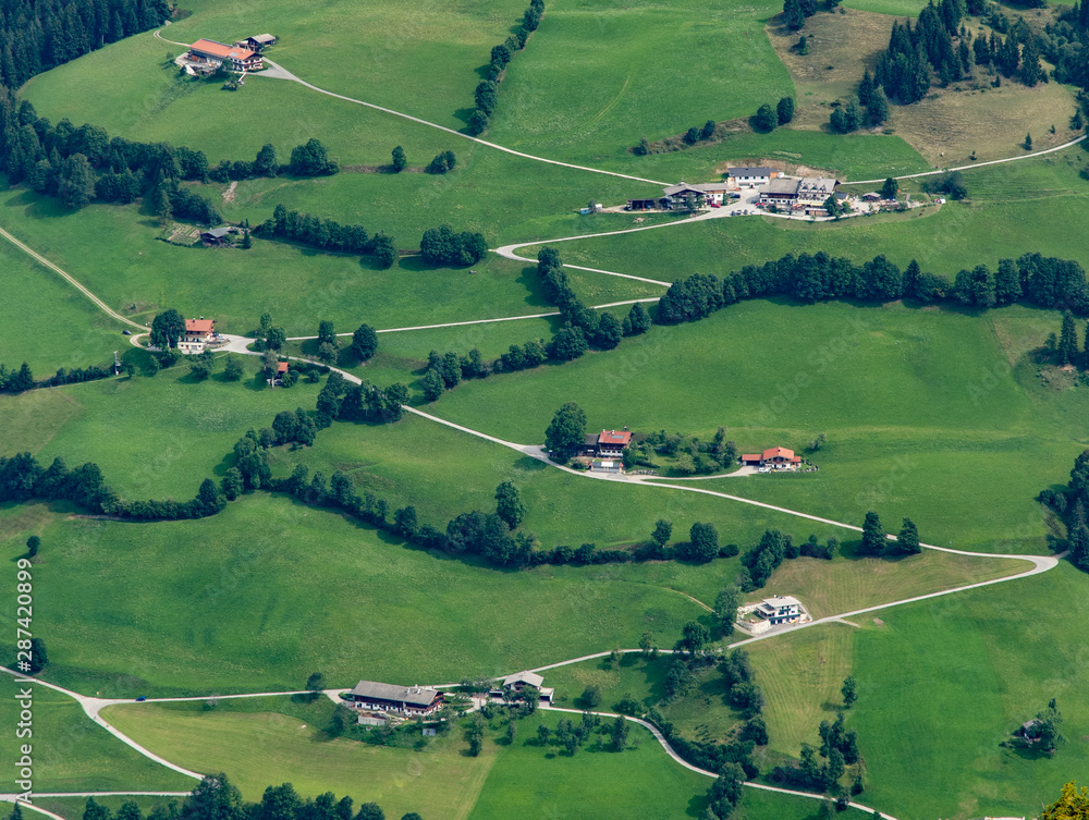 Bauernhöfe und Wegstrukturen an der hohen Salve in Tirol