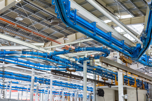 Foto Industrial interior. Workshop equipped with conveyors.
