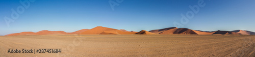 Panorama der roten Sandd  ne im Sossusvlei in der W  ste Namib in Namibia  Afrika