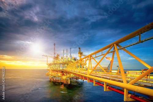 Offshore oil and gas rigs are working and delivering oil and gas to the refinery industry. And transformed into energy for use in various large industries.
