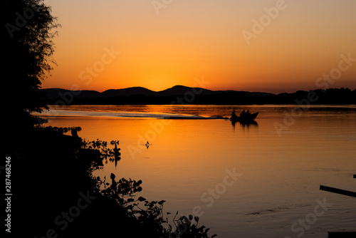 Pôr do sol no Pantanal.