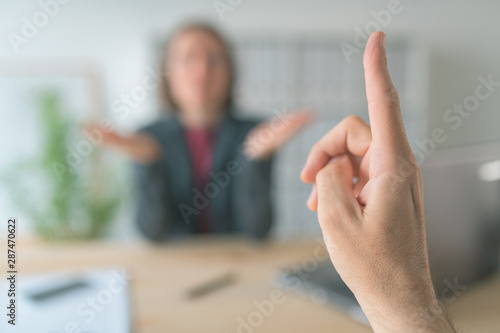 Foto Boss threatening employee with finger in business office