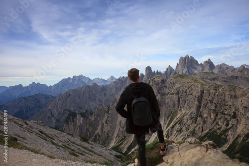 Un giovane osserva Dolomiti verso i Cadini di Misurina
