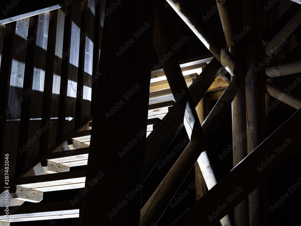 luces y sombras de unas escaleras de madera de una torre de vigilancia contra incendios luces y sombras de unas escaleras de madera de una torre de vigilancia contra incendios