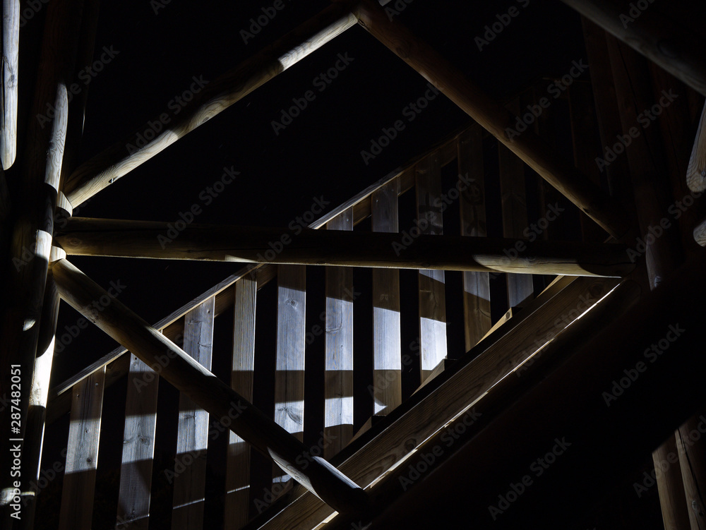 luces y sombras de unas escaleras de madera de una torre de vigilancia contra incendios luces y sombras de unas escaleras de madera de una torre de vigilancia contra incendios