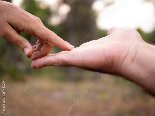 manos de hombre y de mujer acariciandosé © Miguel Fernandez