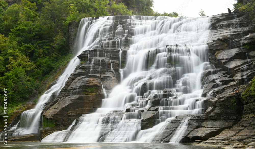 Obraz premium close up on waterfall from cliff