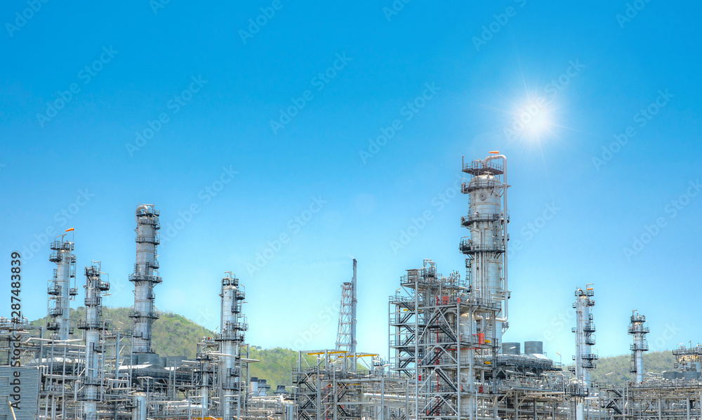 Obraz premium Oil and gas industrial,Oil refinery plant form industry,Refinery factory oil storage tank and pipeline steel with sunset and cloudy sky background,Thailand