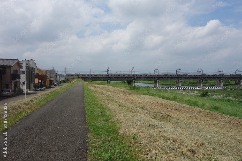 多摩川鉄橋を走る京王線