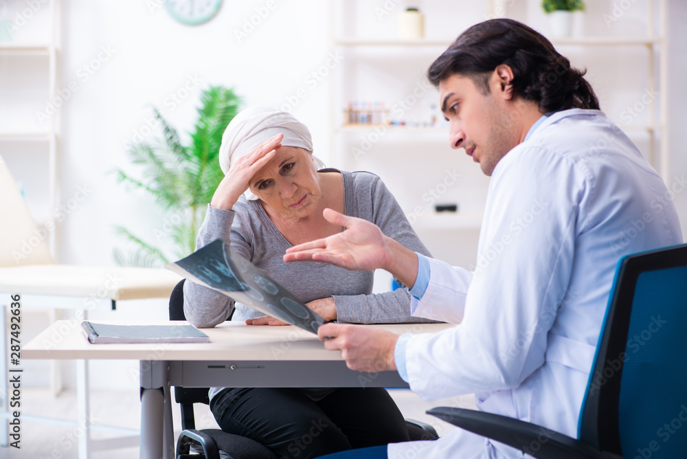 Obraz premium Young male doctor and female oncology patient