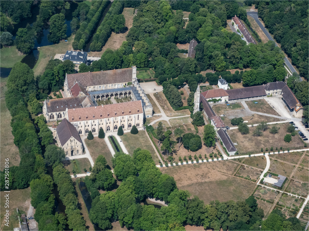 vue aérienne de l'abbaye de Royaumont dans le Val d'Oise au nord de Paris