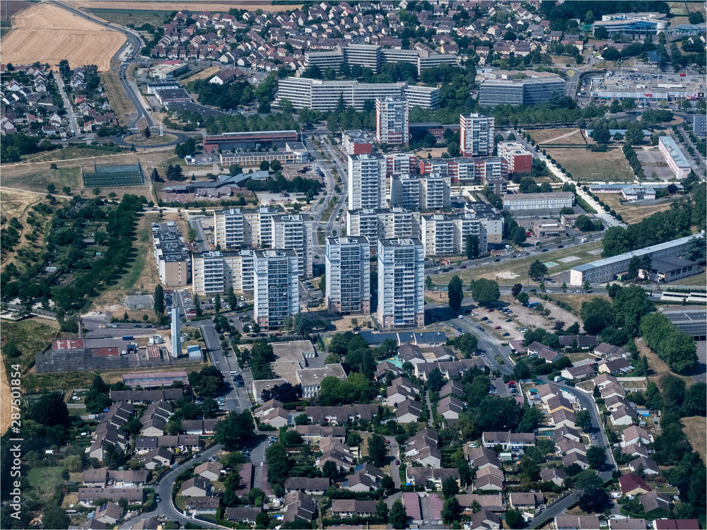 Naklejka premium vue aérienne d'immeubles dans le Val d'Oise au nord de Paris