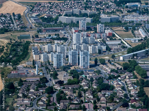 vue aérienne d'immeubles dans le Val d'Oise au nord de Paris © Francois