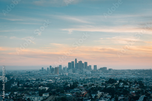 Quadro em tela Sunset view of the downtown Los Angeles skyline from Ascot Hills Park, in Los An