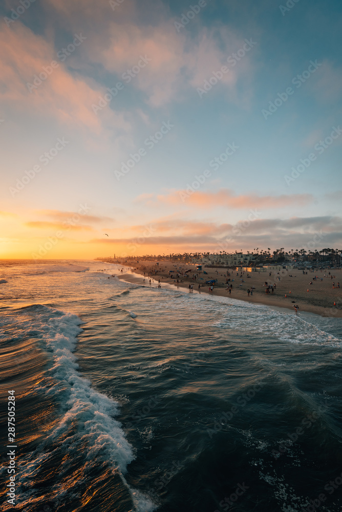 Obraz premium Sunset over the beach from the pier in Huntington Beach, Orange County, California