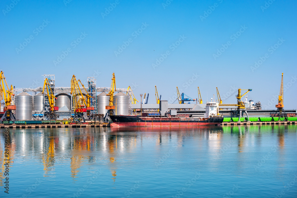 Fototapeta premium Ship in the trade port