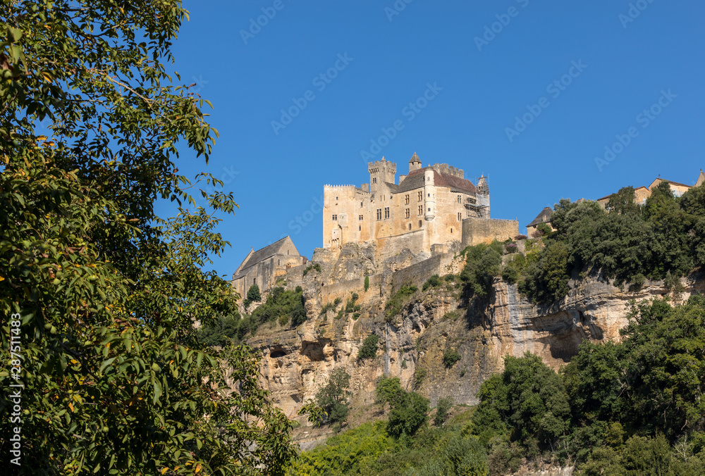  The medieval Chateau de Beynac rising on a limestone cliff above the Dordogne River. France, Dordogne department, Beynac-et-Cazenac