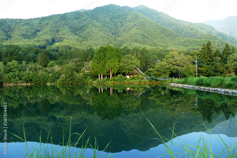 Fototapeta premium 駒ヶ池に映る山