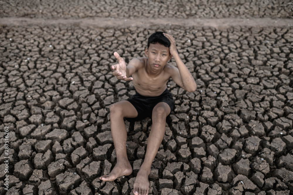 The boy on dry ground,Global warming and water crisis