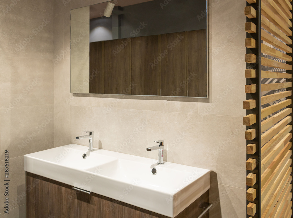 Salle de bain moderne de style scandinave hygge avec un meuble en bois double  vasque un grand miroir et un store de séparation en bois pour la douche  Photos | Adobe Stock