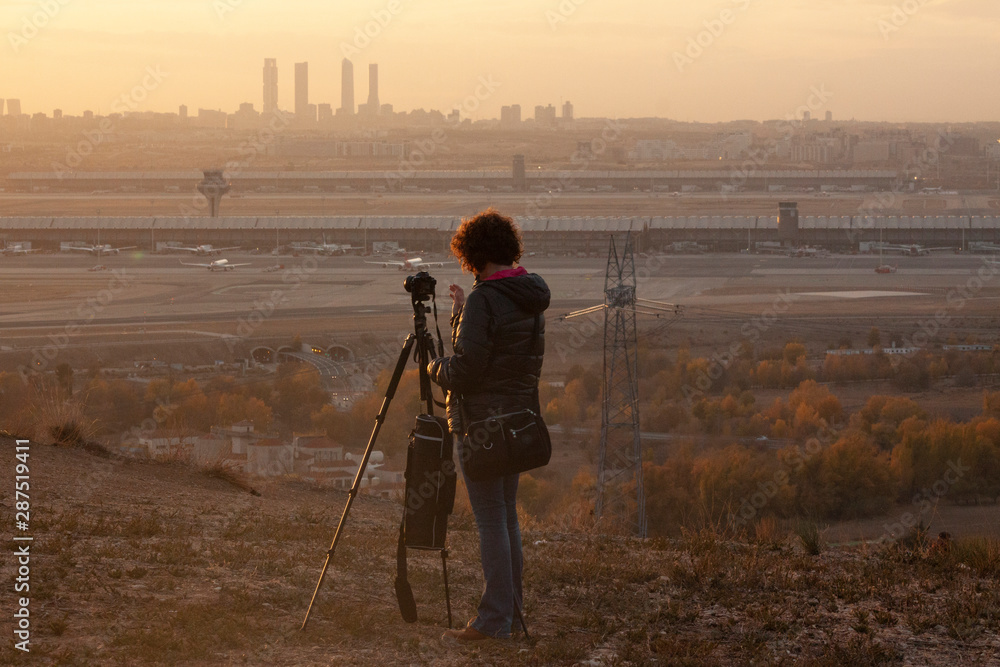 Fotografos fotografiando un atardecer. Situacion real de grupo de fotografos haciendo fotos a un paisaje del skyline de una ciudad europea, Madrid