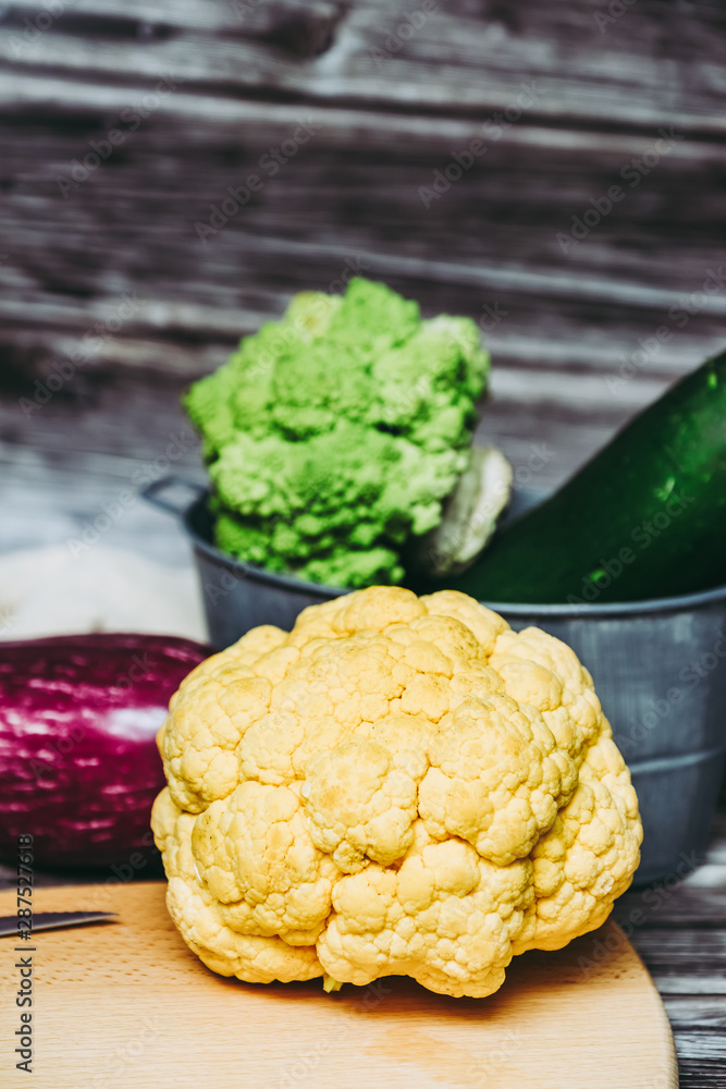 Chou Fleur Jaune Aubergine Courgette Chou Romanesco Sur Une Planche A Decouper Legumes Bio Du Jardin Stock Photo Adobe Stock
