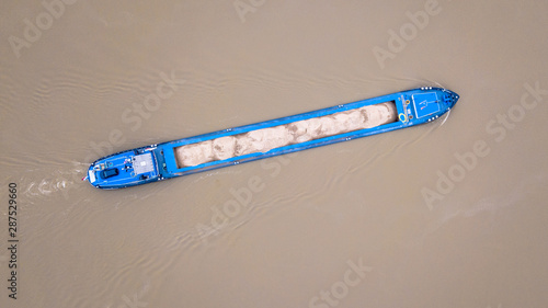Foto Top view inland freight ship loaded with sand