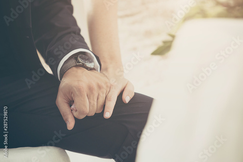 Coppia di sposi che si tengono per mano al matrimonio
