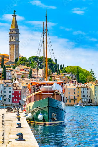 Tableau sur toile Altstadt und Hafen Rovinj, Kroatien