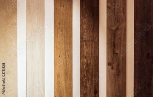 Lattes de bois planche de parquet dans différents coloris de vernis du plus clair au plus foncé photo