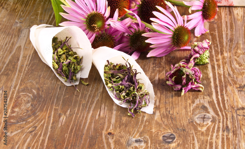 Echinacea purpurea (Echinacea purpurea) dried and in a bouquet on a wooden table surface Echinacea purpurea (Echinacea purpurea) dried and in a bouquet on a wooden table surface