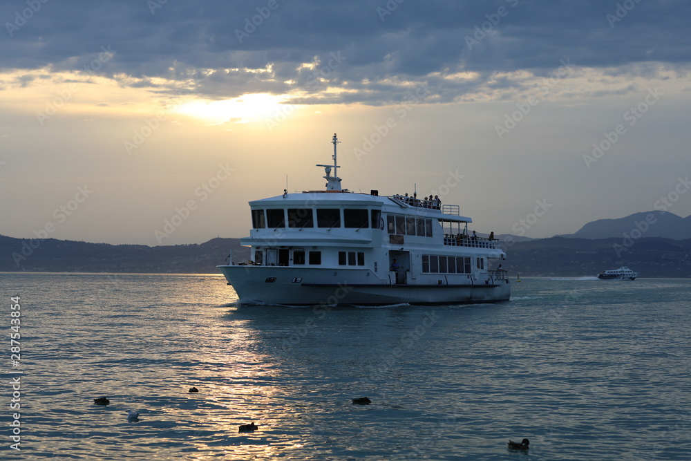 Prom o zachodzie słońca