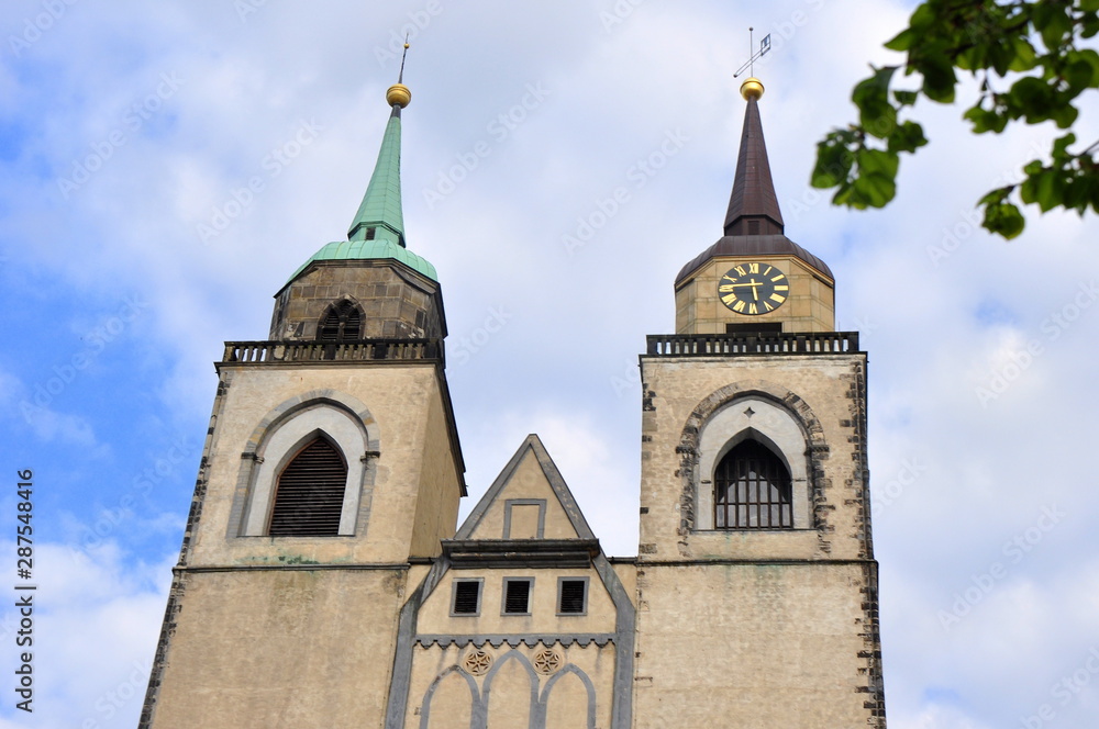 Türme und Giebel der St. Johannis Kirche vor blauem Himmel