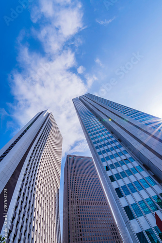 青空と新宿の高層ビルディング