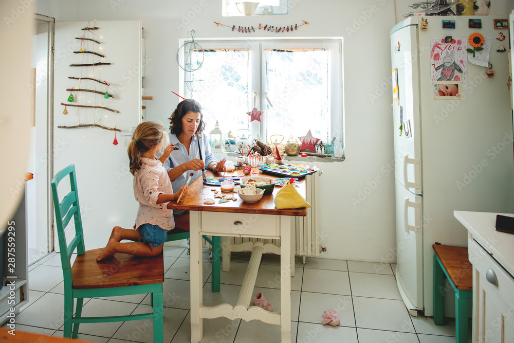 Obraz premium Mother and daughter painting Christmass ornaments 